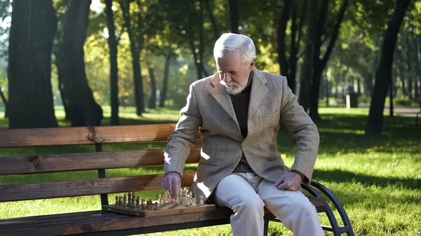 Alter Mann Sitzt Allein Auf Bank Park Und Spielt Schach — Stockfoto