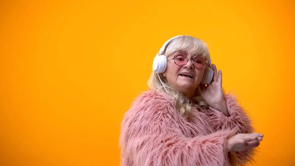 Glamour Vecchia Donna Cuffia Ascoltare Musica Fingendo Essere Hobby — Foto Stock