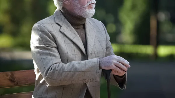 Elegante Senior Gentleman Zittend Bench Park Wachten Zijn Vrouw — Stockfoto