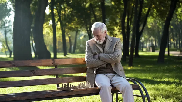 Old Thoughtful Man Playing Chess Park Alone Social Security Pensioners — Stock Photo, Image