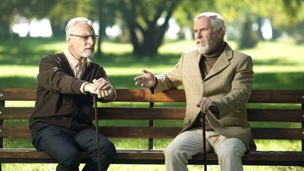 Senior Man Suffering Age Related Alzheimer Disease Old Friends Talking — Stock Photo, Image