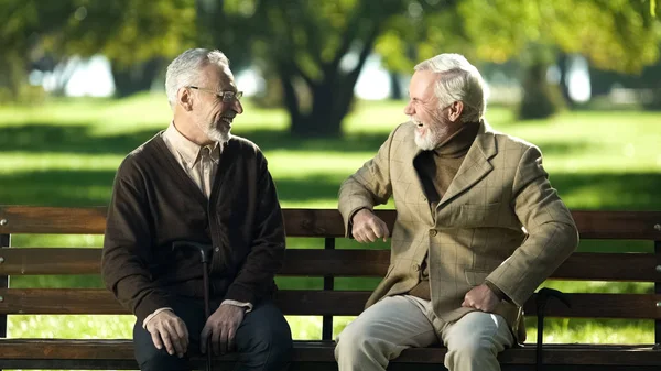 Two Senior People Laughing Remembering Young Years Sitting Bench Park — Stock Photo, Image