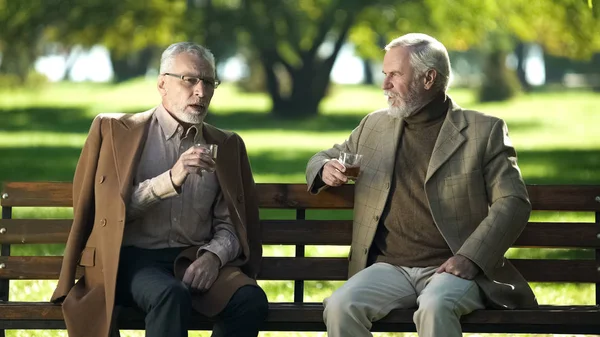 Két Súlyos Régi Urak Whiskyt Ivott Élvezi Gyönyörű Nap Parkban — Stock Fotó