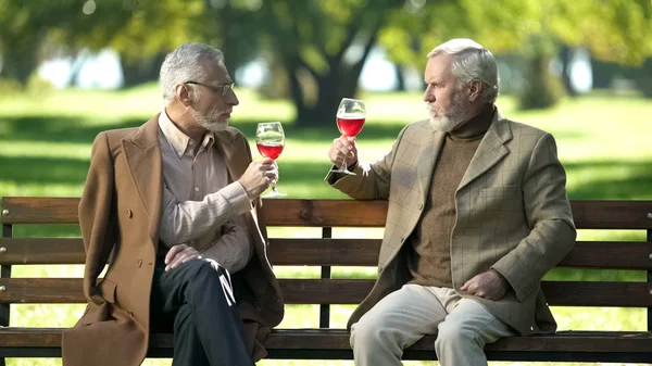 Zwei Elegante Ältere Herren Die Park Mit Weingläsern Klirren Alte — Stockfoto