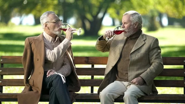 Starsi Mężczyźni Picie Czerwonego Wina Siedzi Ławce Parku Tradycji Starych — Zdjęcie stockowe