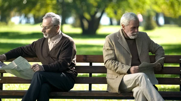 Two Offended Old Men Reading Newspapers Sitting Bench Park Quarrel — Stock Photo, Image