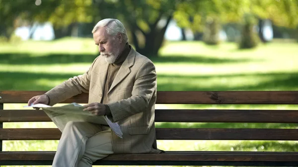 Elderly Gentlemen Reading News Thinking Political Situation Outdoors — Stock fotografie