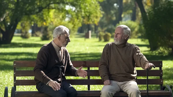 Old Man Emotionally Telling Unbelievable Story Friend Leisure Time Park — Stock Photo, Image