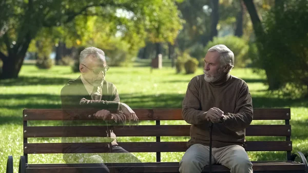 Starszy Mężczyzna Patrząc Pustej Ławce Pamiętając Jego Przyjaciel Utrata Wspomnienia — Zdjęcie stockowe