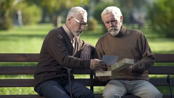 Two Senior Brothers Looking Photo Remembering Relatives Memories — Stock Photo, Image