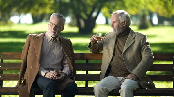 Caballeros Serios Bebiendo Whisky Sentados Banco Del Parque Jubilados — Foto de Stock