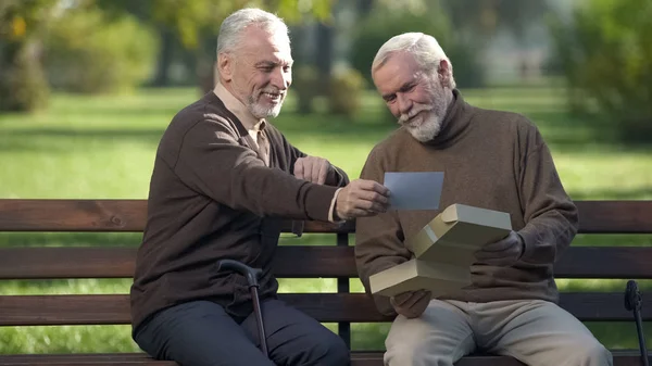 Dos Amigos Varones Banco Del Parque Mirando Foto Sonriendo Memoria — Foto de Stock