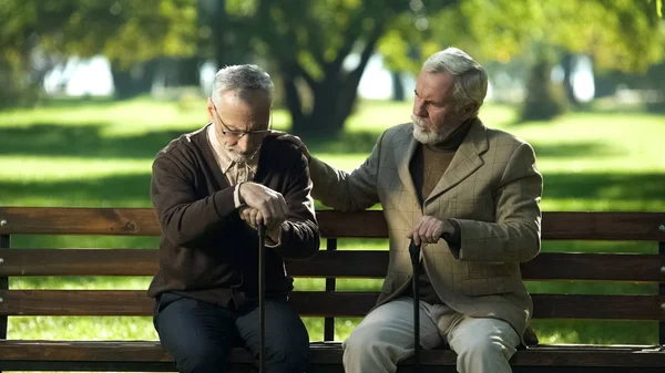 Old Man Supporting Depressed Friend Sitting Park Nursing Home Lost — Stock Photo, Image
