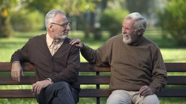 Elderly Male Friends Smoking Cigar Friends Enjoying Rest Park Together — Stock Photo, Image