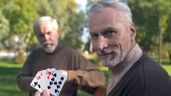 Twee Grootvaders Speelkaarten Bankje Park Weekend Ontspanning Ouderdom Hobby — Stockfoto