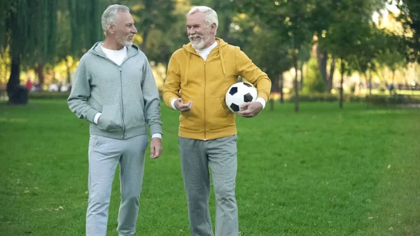 Uomini Maturi Abbigliamento Sportivo Passeggiando Nel Parco Con Palla Hobby — Foto Stock