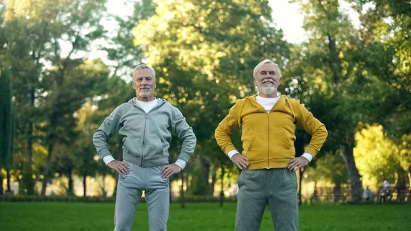 Αθλητικά Παππούδες Κάνει Πρωινές Ασκήσεις Στο Πάρκο Fitness Δραστηριότητα Ευεξίας — Φωτογραφία Αρχείου