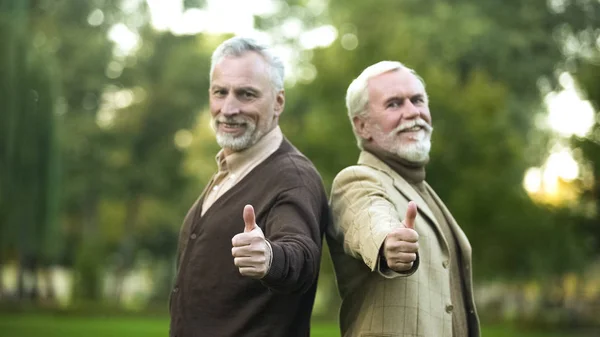 Happy Başparmak Gösterilmesini Kamera Arkadaşlık Arıyorum Baylar Emekli — Stok fotoğraf