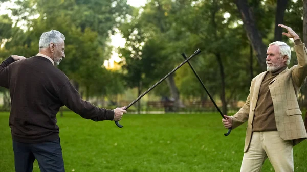 Grappige Mannelijke Vrienden Vechten Met Wandelstokken Park Doen Alsof Worden — Stockfoto