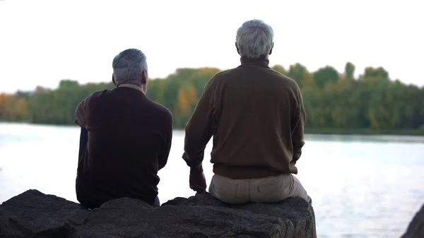 Äldre Pensionärer Som Njuter Skog Och Vatten Som Sitter Flodstranden — Stockfoto