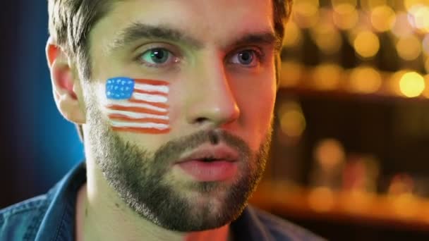 Americký fanoušek s facepalmovým gestem, rozčilený z oblíbeného týmu, který ztrácí hru — Stock video