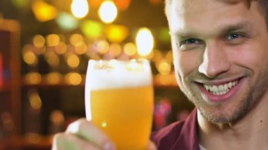 Mutlu Kafkas erkek barda bira bardağı klinking, arkadaşlarla boş zaman