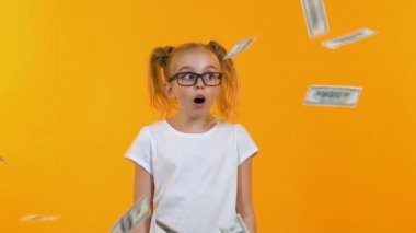 Şaşırmış kız gök dolar düşen bakarak, akıllı kız ödül kazanmak, hibe