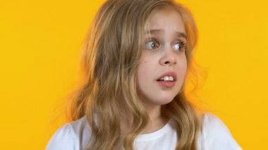 Küçük sinirli kız kamu, yakın çekim büyük sahne ve performans korkuyor