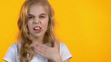 Duygusal kız kamera tiksinti ile bakıyor, ürünlerin kalitesi ile mutsuz