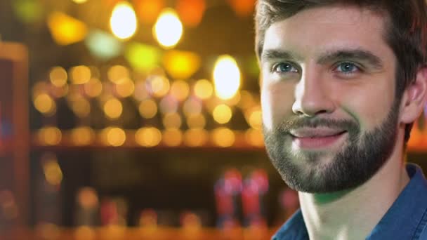 Sorrindo homem caucasiano clinking copo de cerveja no pub, tempo de lazer à noite, relaxar — Vídeo de Stock