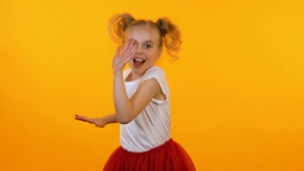 Смішна активна дівчина позує і танцює перед камерою, маленька модель, повільний рух — стокове відео