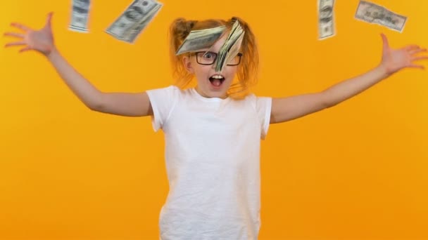 Rolig tjej i glas kastar dollar i luft, smart Kid mottagande stipendium — Stockvideo