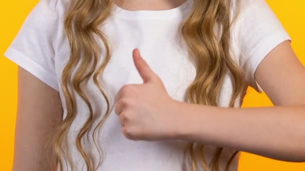Tmavovlasá dívka ukazující palce nahoru, děti doporučují, úspěch, zblízka — Stock video