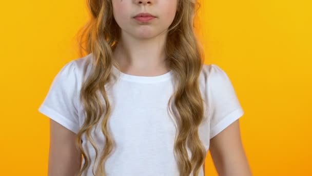 Bambina mostrando pollici verso il basso, antipatia, i bambini non raccomandano prodotti OGM — Video Stock