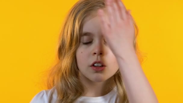 Fille faisant facepalm, maximalisme jeune, âge maladroit, fond lumineux — Video