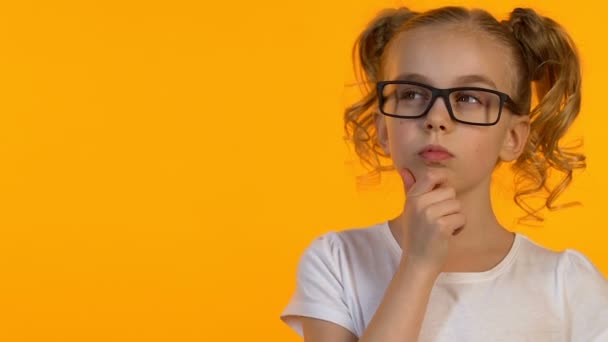 Niña nerd en gafas de vista pensando en la decisión de la tarea o carrera futura — Vídeo de stock