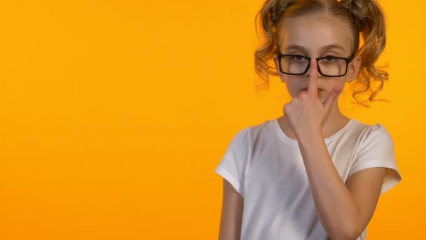 Aranyos kis zseni beállító szemüvegek és nézett a kamera, az oktatás — Stock videók
