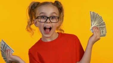 Dolar demetleri tutan ve ilk gelir sevinirson mutlu kadın çocuk
