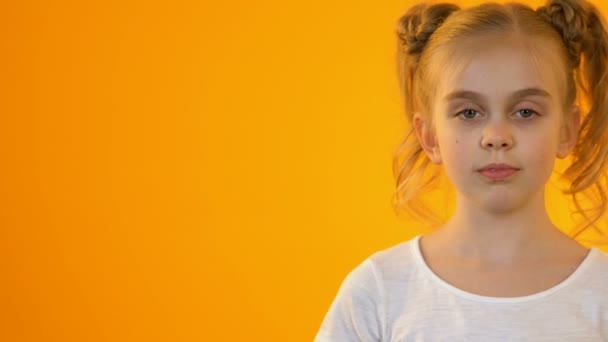 Pequeño niño sano sosteniendo manzana verde fresca y sonriendo a la cámara, vitaminas — Vídeos de Stock