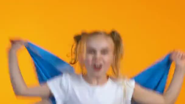 可爱的女球迷挥舞着阿根廷国旗，为国家运动队加油 — 图库视频影像