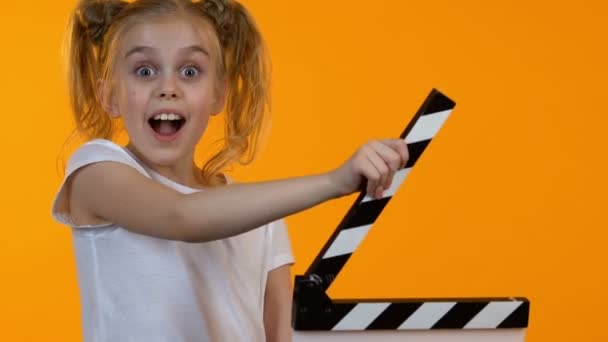 カメラにクラップボードと笑顔を使用して面白い小さな子供、ジュニア演技学校 — ストック動画