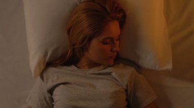 Yatakta esneyen gülümseyen kadın, güzellik cilt için sağlıklı bir uyku, günaydın