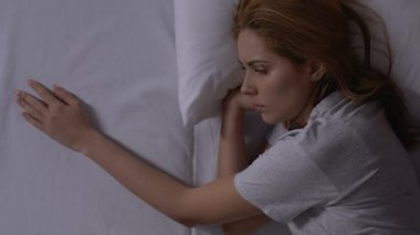 Yatağın karşı tarafına dokunan ağlayan kadın, ayrıldıktan sonra kayıp erkek arkadaşı