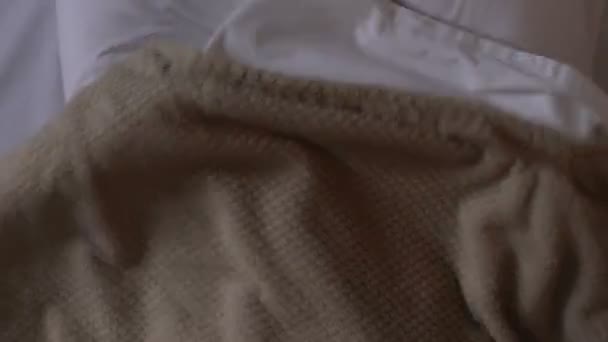 Jovem mulher tirando cobertor, mal acordar de manhã, horário de sono — Vídeo de Stock