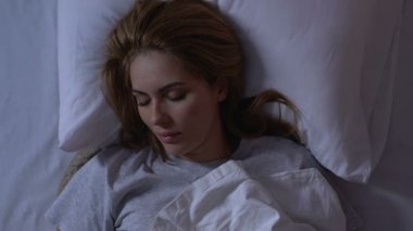 Güzel bayan gece yatakta yatan, rahat yatak üzerinde rahat sağlıklı uyku