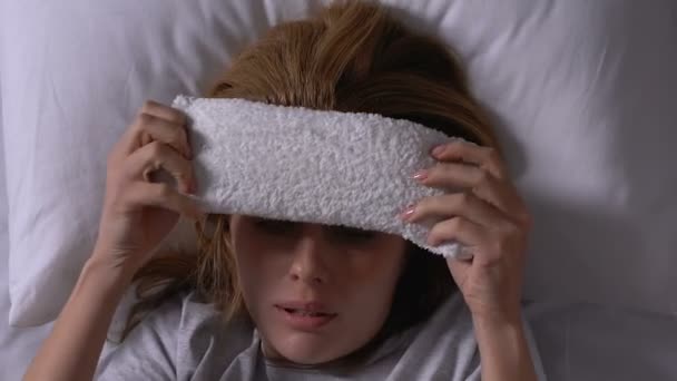 Mujer enferma en la cama poniendo toalla en la frente, que sufre de gripe, tratamiento — Vídeos de Stock