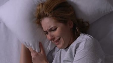 Kocası ihanet sonra yastık içinde ağlayan depresif kadın, ayrılık ve boşanma