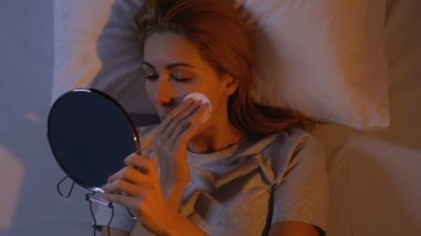 Pretty kadın yüzünde makyaj çıkarmadan, uyku için hazırlanıyor, güzellik ipuçları