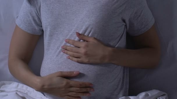 Pleurer femme enceinte couchée au lit, mère célibataire, grossesse non désirée, dépression — Video