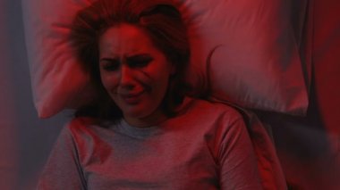 Yaralı yüzü yatakta ağlayan kadın, şiddet mağdurları için rehabilitasyon merkezi